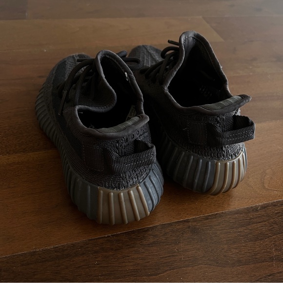 💯Authentic Adidas Yeezy sneaker women's shoes - Picture 7 of 7
